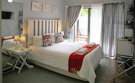 Standard Bed and Breakfast Middelburg EC - with en-suite bathroom, bar fridge, microwave, tea & coffee station (and breakfast optional), wifi, aircon, swimming pool, beautiful gardens and safe parking.