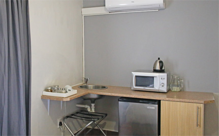 Middelburg EC Bed and Breakfast (B&B) for two - equipped with bar fridge, microwave, tea & coffee station for S/C; breakfast is optional.