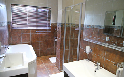 Luxury Self-catering Unit Middelburg EC - with quality finishes and full bathroom plus a second loo.