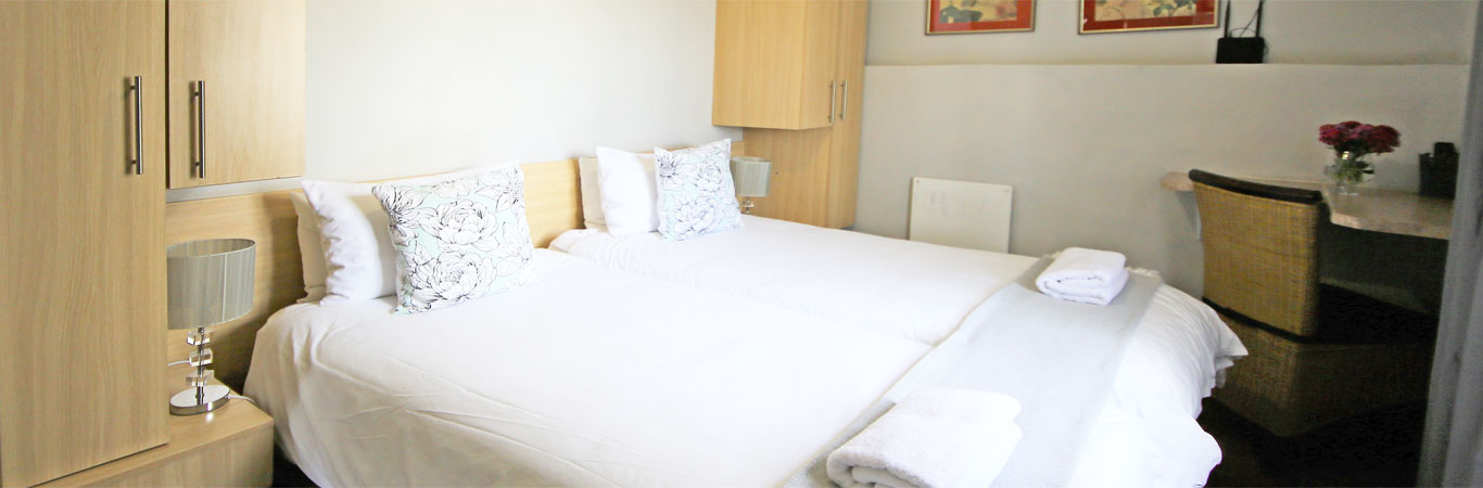 Bed and Breakfast Accommodation Middelburg EC - all with bar fridge, microwave, coffee & tea station and option of full breakfast in dining room or in-room by prior arrangement. All with en-suite bathrooms; immaculate, well-run Middelburg EC Bed and Breakfast Accommodation - Desert Inn Guesthouse